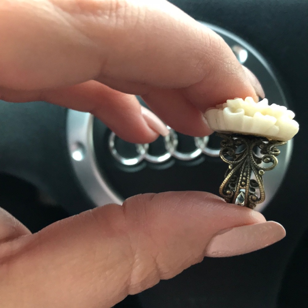 Gorgeous flower ring - Picture 2 of 4